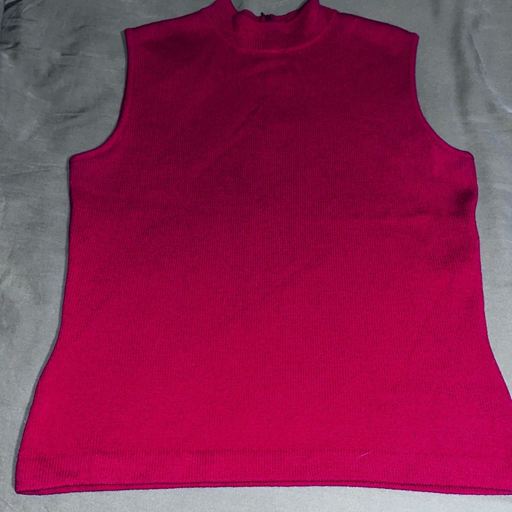 St. John Collection Mock Neck Sleeveless Knit Fuchsia Top. Size M